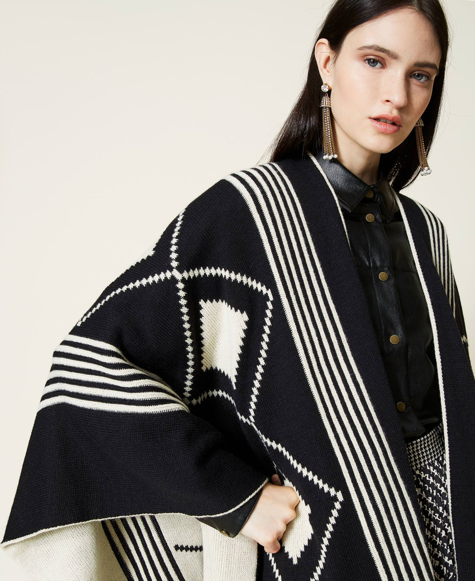 Poncho de jacquard reversible Bicolor Negro / Blanco "Nieve" Mujer 212TO5041-04