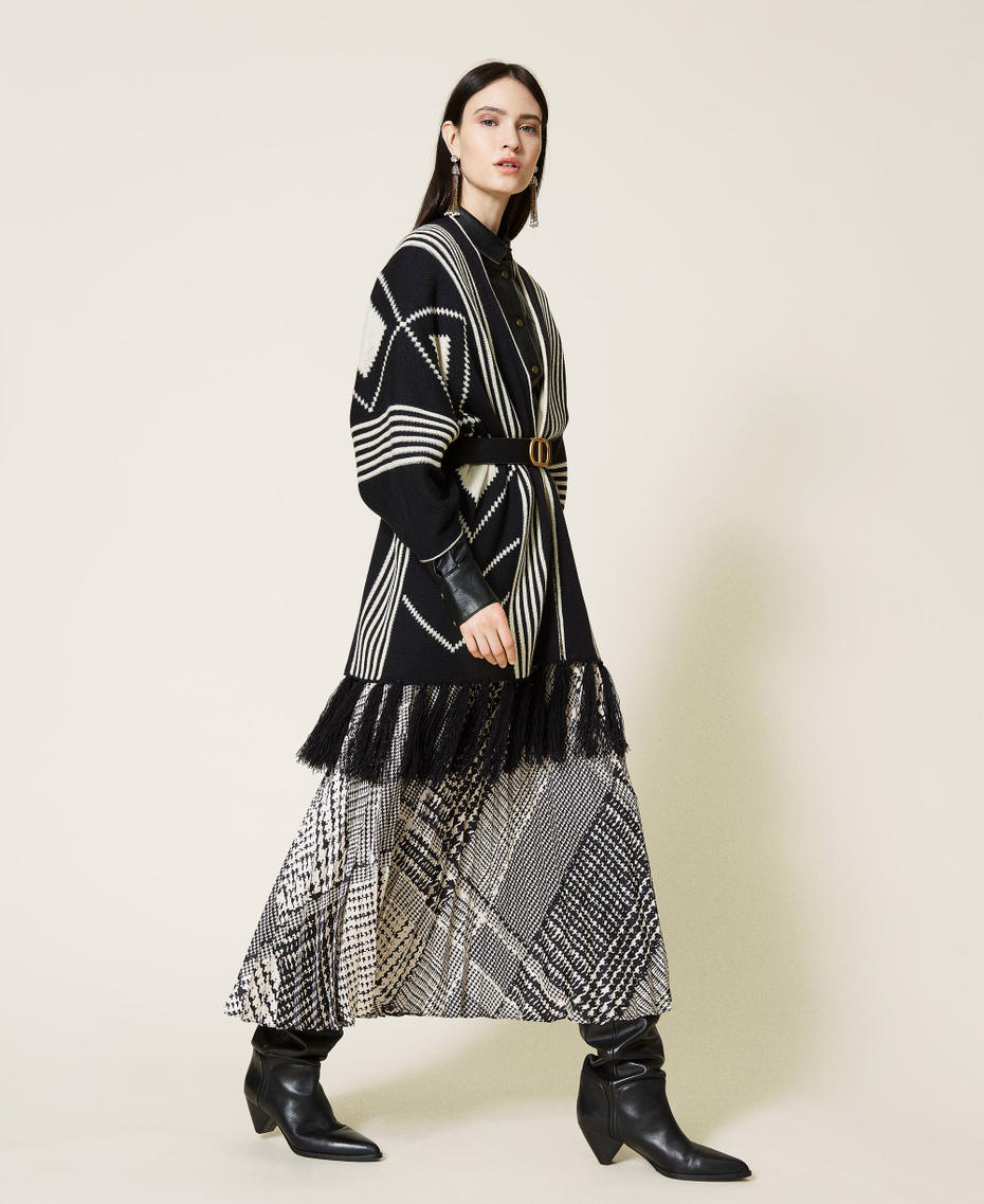 Poncho de jacquard reversible Bicolor Negro / Blanco "Nieve" Mujer 212TO5041-05