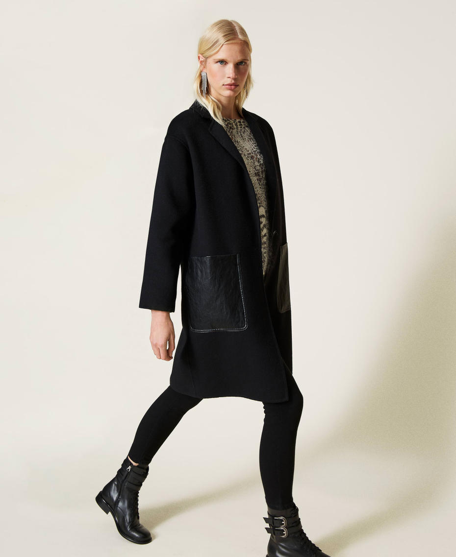 Mantel aus zweilagigem Tuch mit Kontrasttaschen Schwarz Frau 212TP2013-03