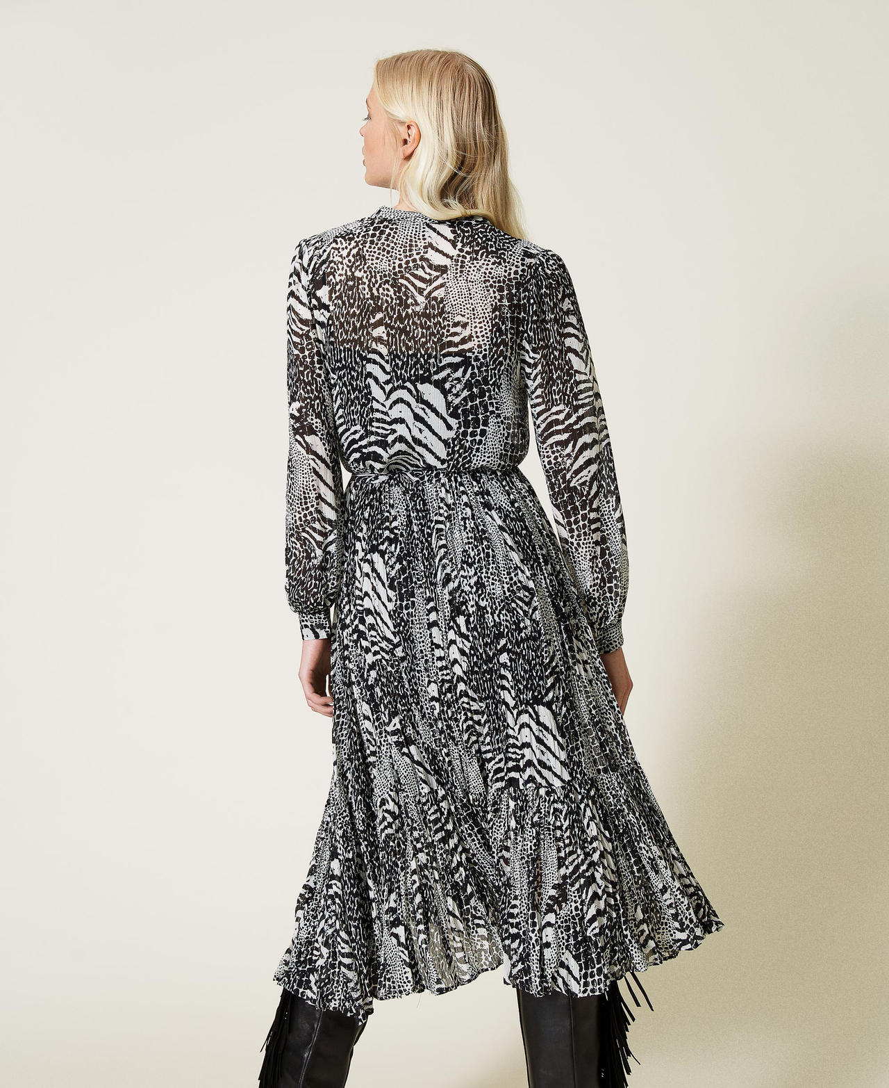 Long creponne dress with animal print Snow / Black Animal Print Patch Woman 212TP2100-03