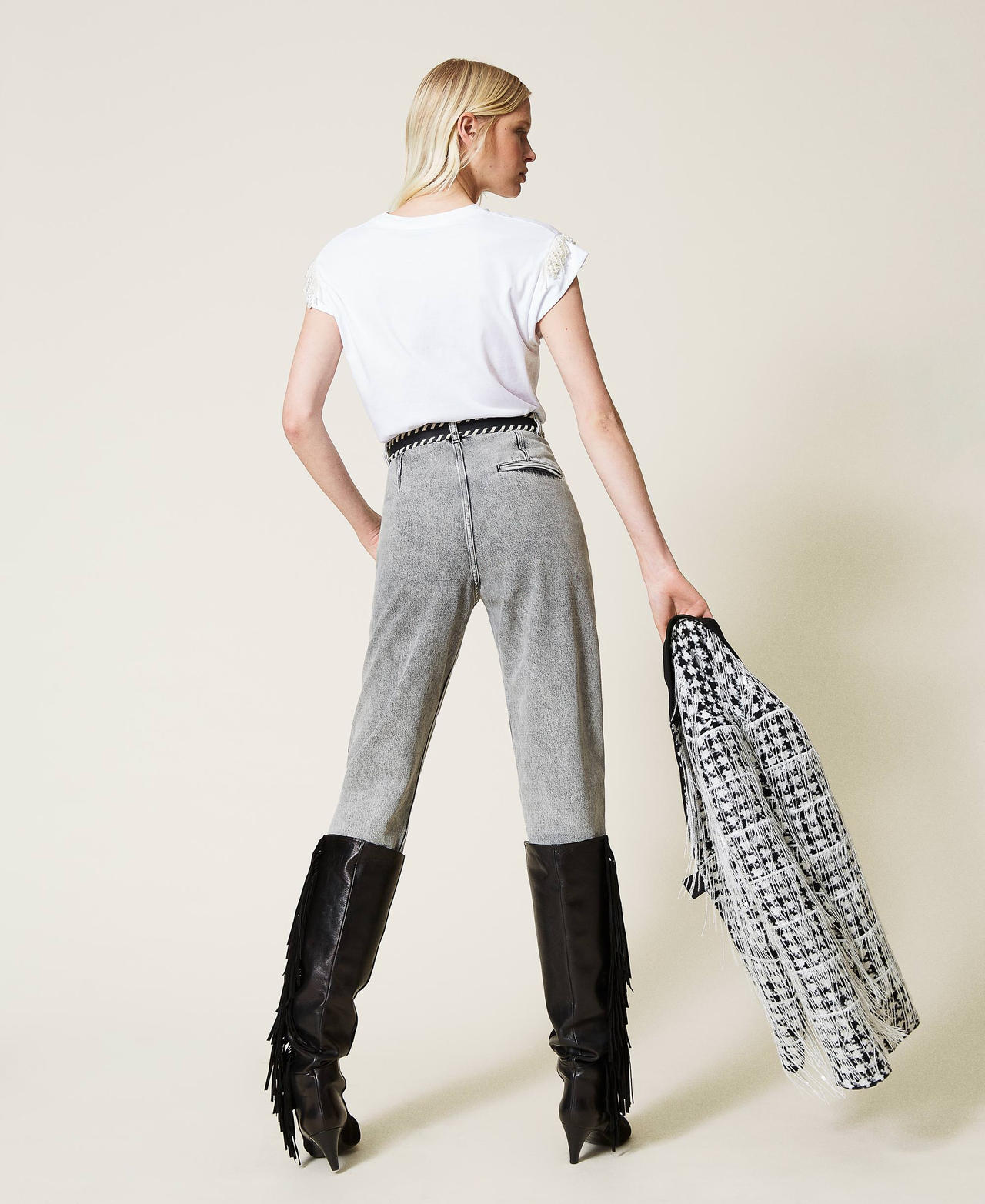 Marmorierte High-Waist-Jeans im Carrot-Fit Denim grau-marmoriert Frau 212TP227C-03