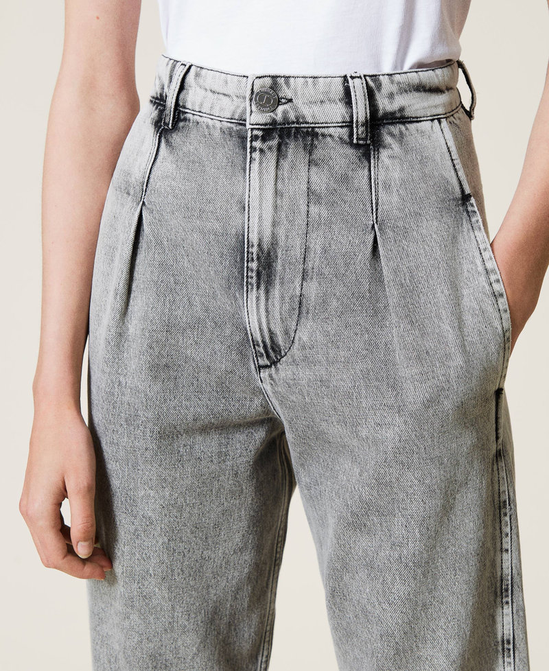 Marmorierte High-Waist-Jeans im Carrot-Fit Denim grau-marmoriert Frau 212TP227C-04