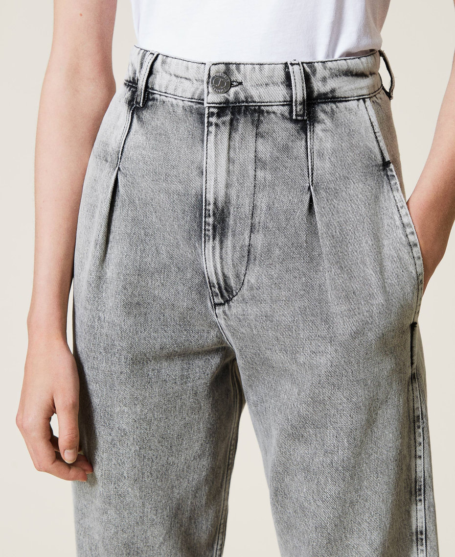 Marmorierte High-Waist-Jeans im Carrot-Fit Denim grau-marmoriert Frau 212TP227C-04