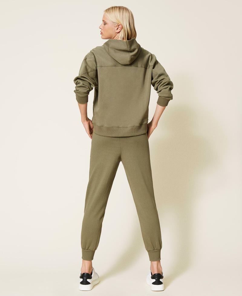 Joggers con logotipo bordado