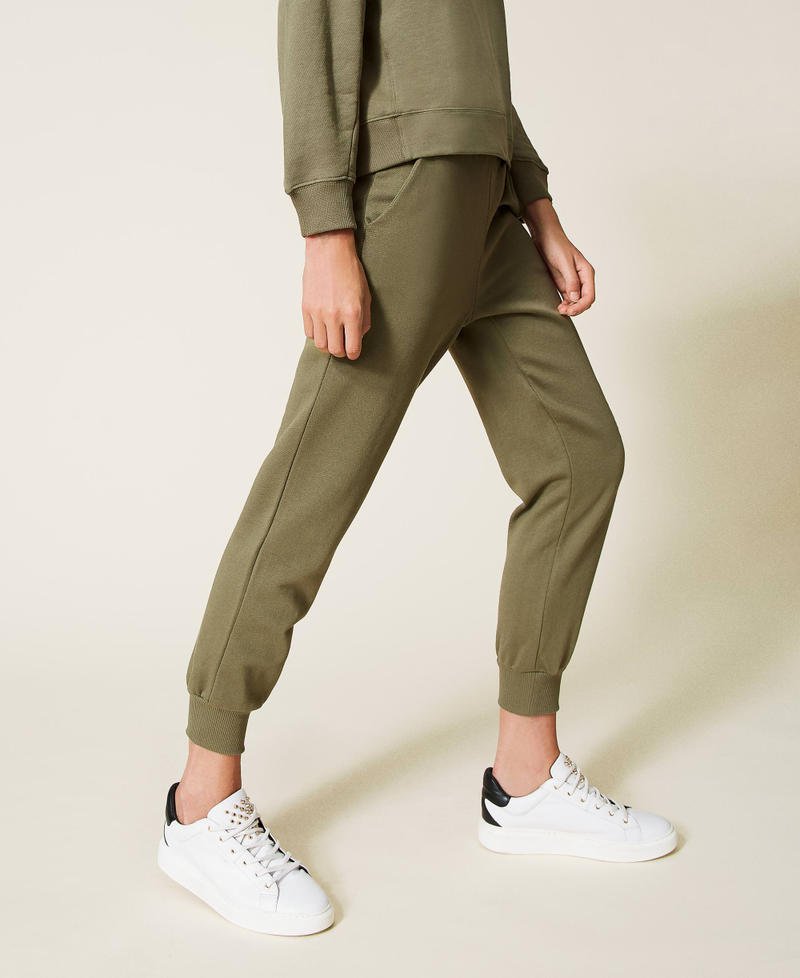 Joggers con logotipo bordado