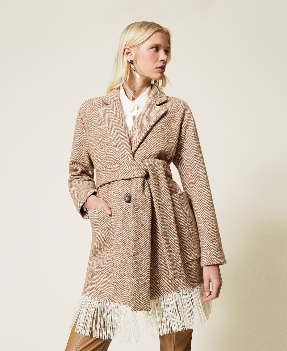 Manteau en drap à chevrons avec franges dans le bas Chevron Marron « Rhum / Blanc « Neige » Femme 212TP2611-01