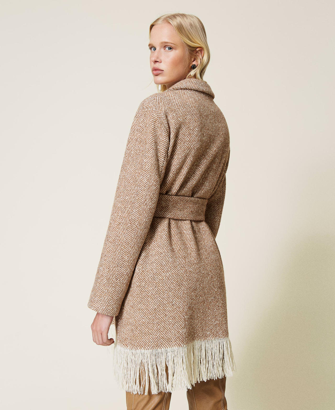 Chevron wool cloth coat with fringes at the hem "Rum” Brown / “Snow” White Herringbone Woman 212TP2611-02