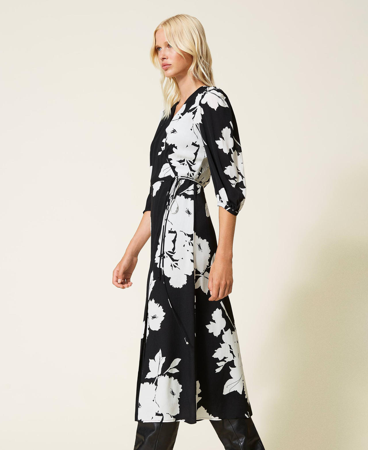Robe longue en crêpe avec imprimé floral Imprimé Fleurs Blanc « Neige » / Noir Femme 212TP2635-02