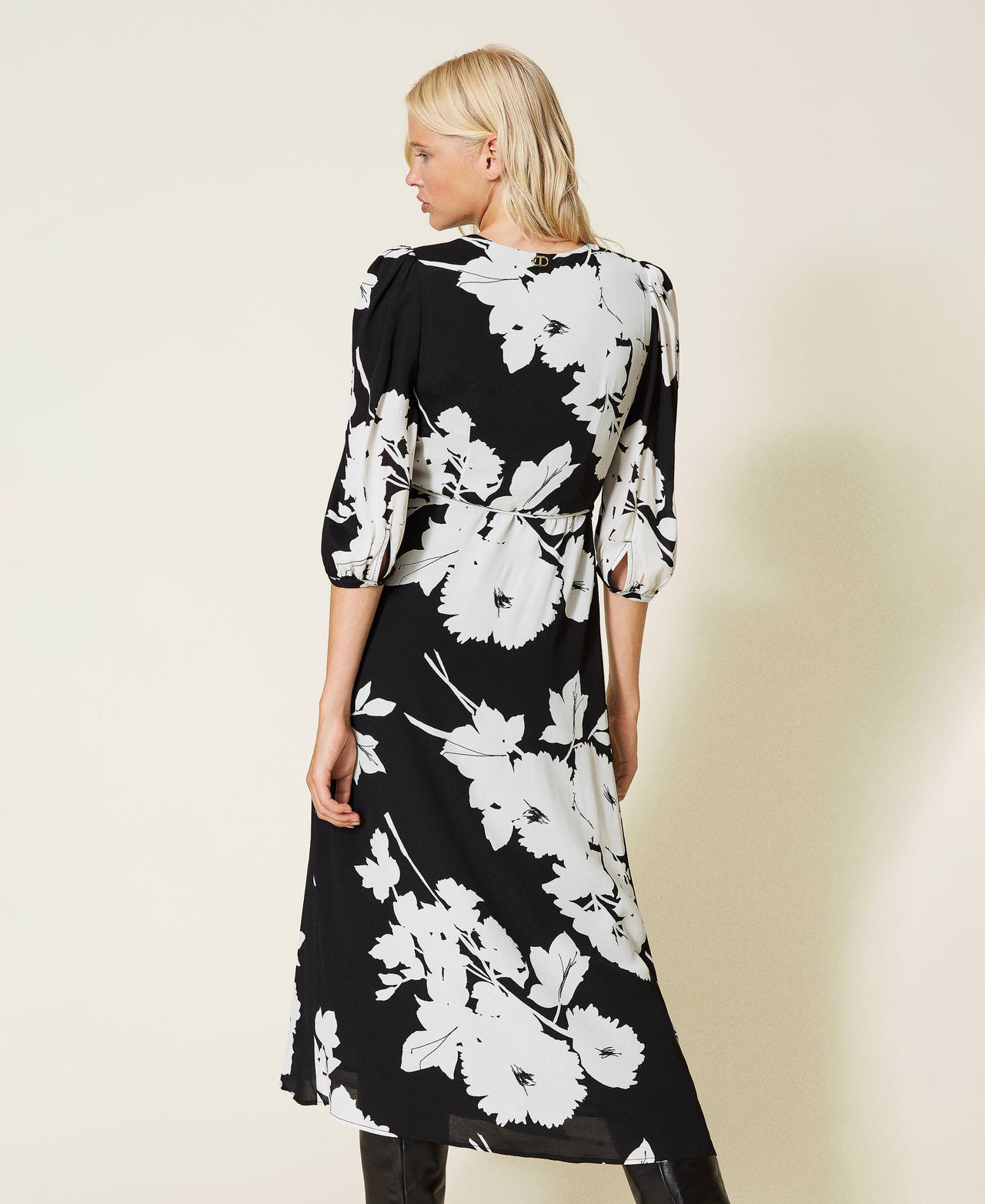 Robe longue en crêpe avec imprimé floral Imprimé Fleurs Blanc « Neige » / Noir Femme 212TP2635-03