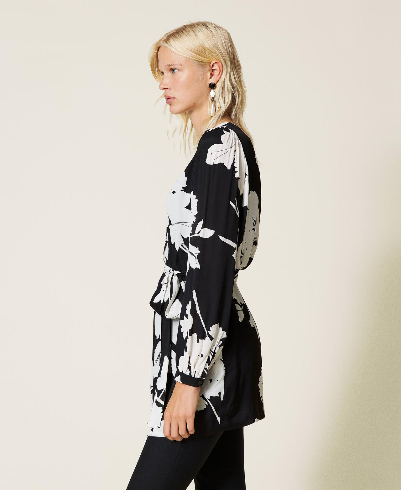 Cr&ecirc;pe tunic dress with floral print &ldquo;Snow&rdquo; White / Black Floral Print Woman 212TP2637-02