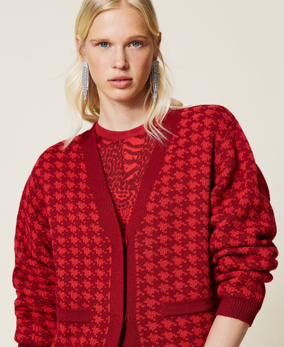 Jacquard-Cardigan mit Hahnentrittmuster Jacquard Hahnentrittmuster dunkles Himbeerrot Frau 212TP3052-05