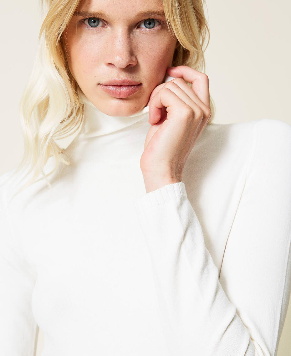 Pull col roul&eacute; avec logo Blanc Neige Femme 212TP3104-05