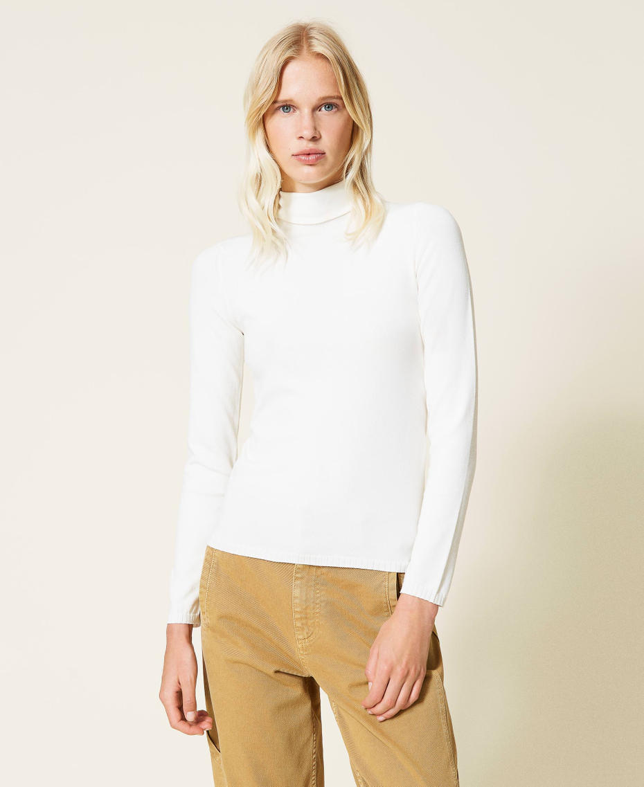 Pull col roul&eacute; avec logo Blanc Neige Femme 212TP3104-06