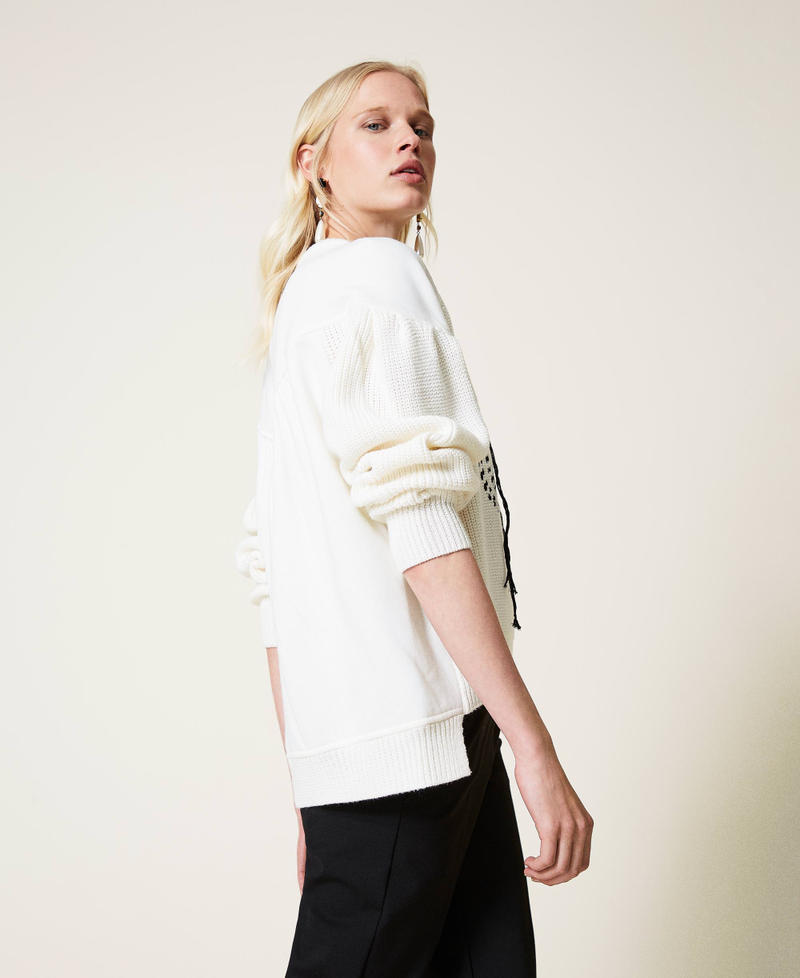 Pullover mit &Auml;rmeln aus Sweatstoff und Logo Zweifarbig Schneewei&szlig; / Schwarz Frau 212TP3391-02