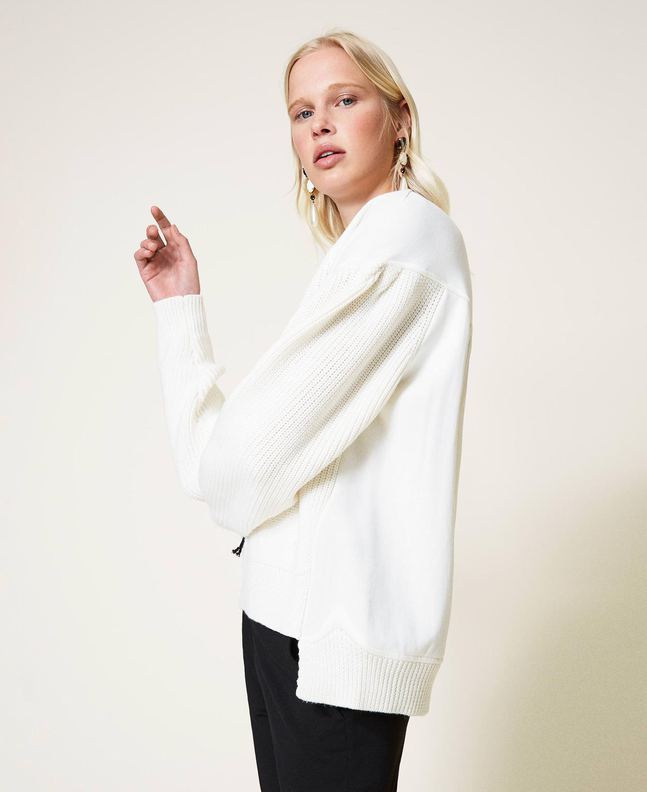 Pullover mit &Auml;rmeln aus Sweatstoff und Logo Zweifarbig Schneewei&szlig; / Schwarz Frau 212TP3391-03