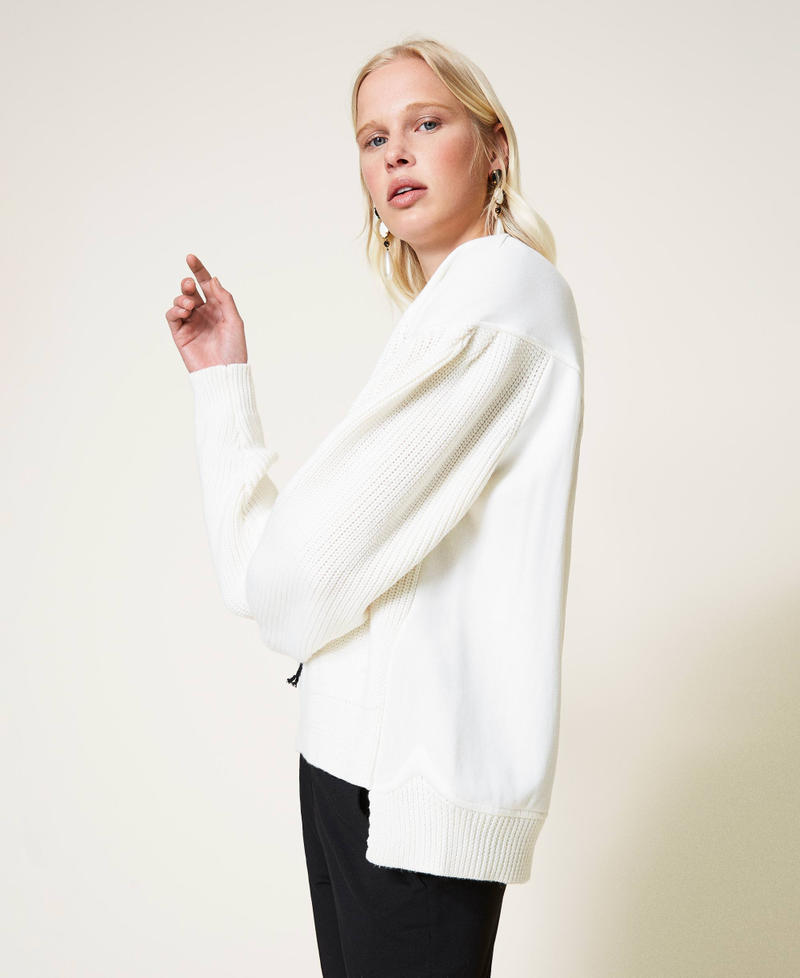 Pullover mit &Auml;rmeln aus Sweatstoff und Logo Zweifarbig Schneewei&szlig; / Schwarz Frau 212TP3391-03