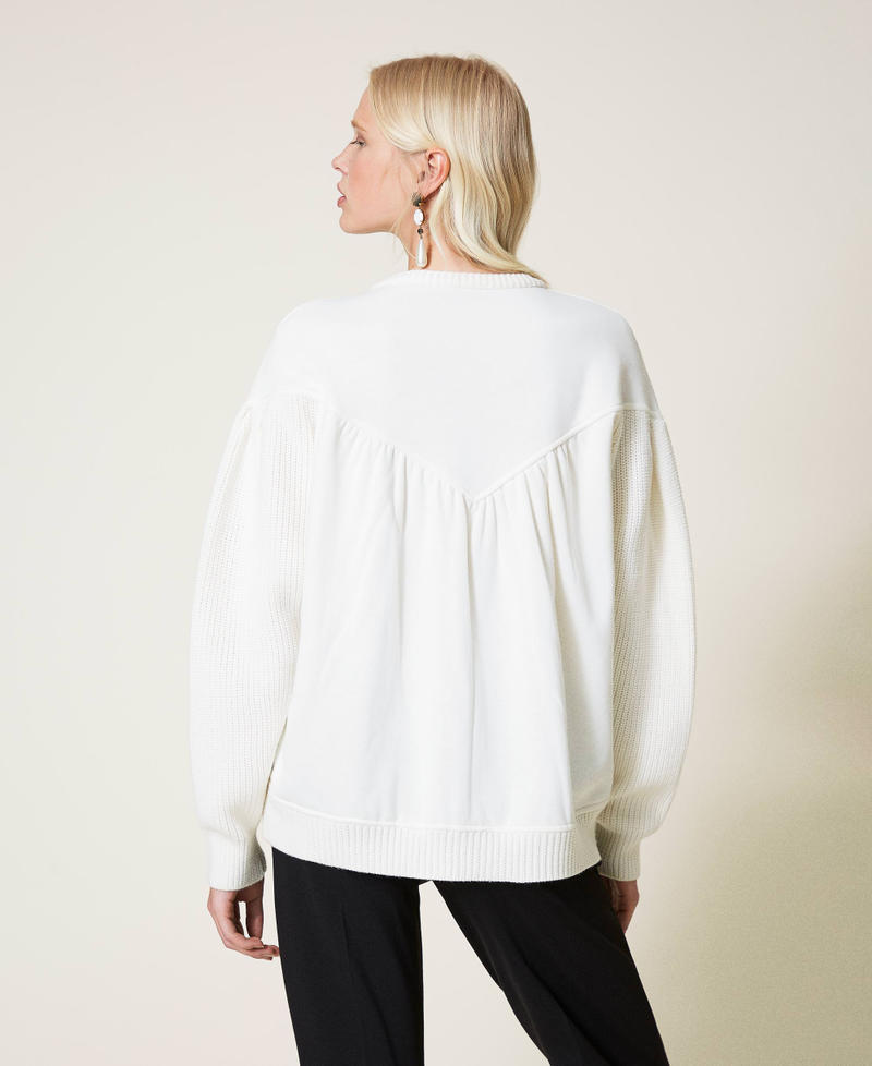 Pullover mit &Auml;rmeln aus Sweatstoff und Logo Zweifarbig Schneewei&szlig; / Schwarz Frau 212TP3391-04