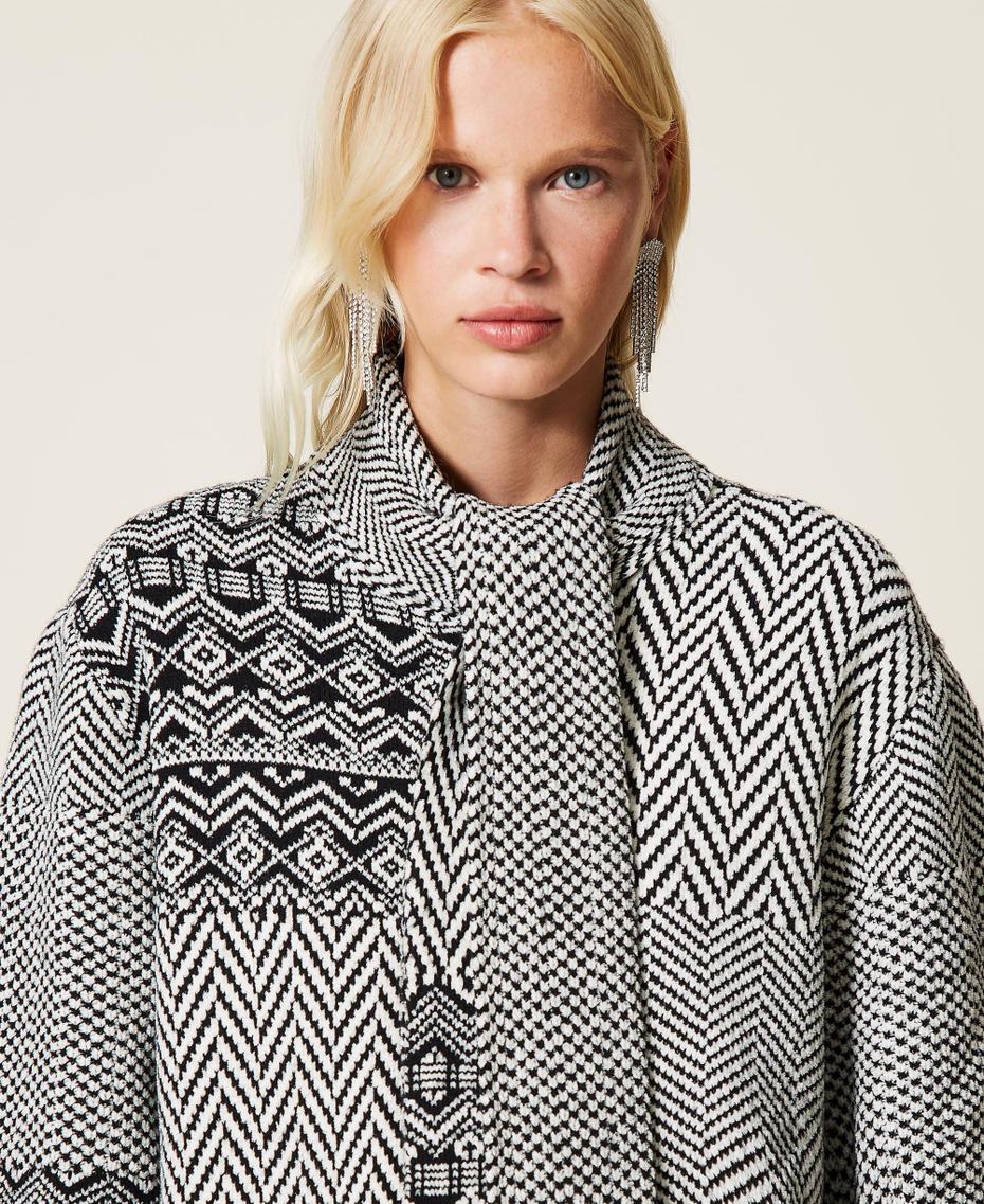 Jacquard coat with fringes Two-tone Black / “Snow”White Jacquard Patch Woman 212TP3430-06