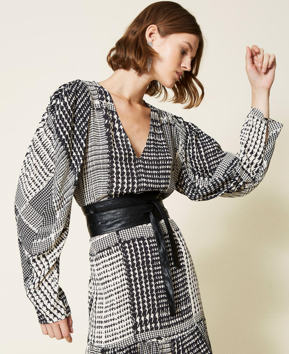 Kleid mit Hahnentrittmuster Karoprint zweifarbig Schwarz / Schneewei&szlig; Frau 212TT234C-05