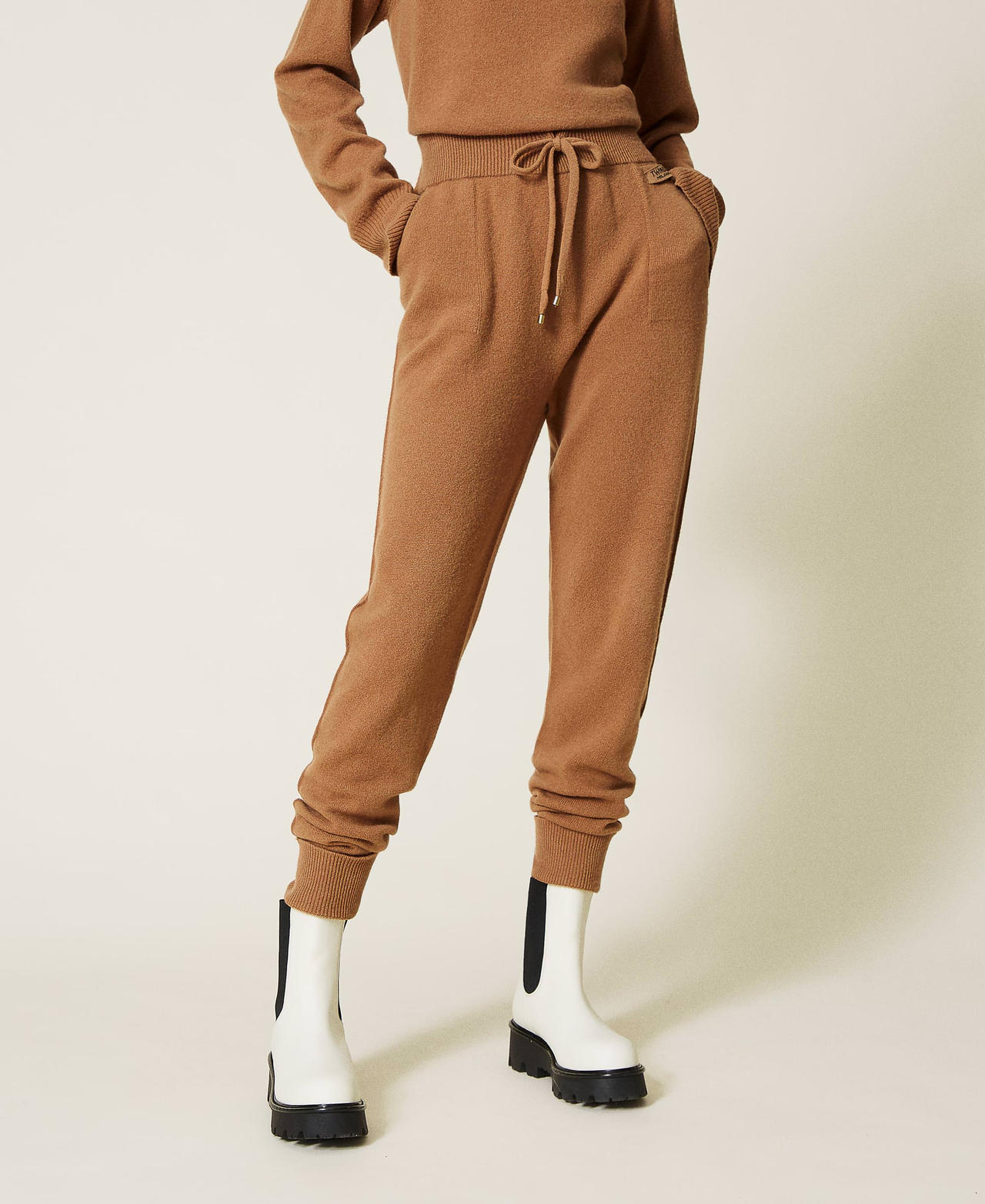 Wool and cashmere joggers &ldquo;Rum&rdquo; Brown Woman 212TT3124-02