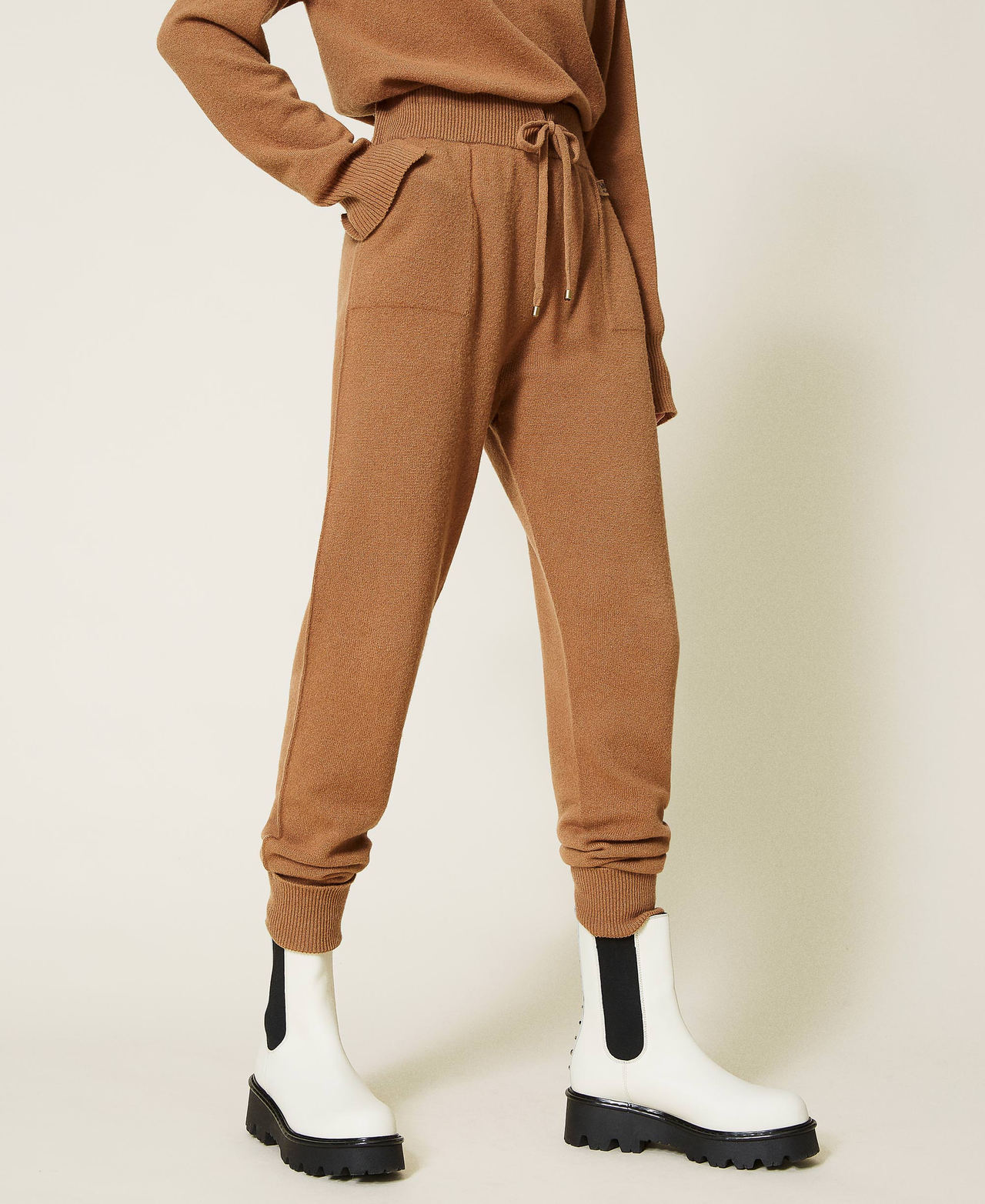 Wool and cashmere joggers &ldquo;Rum&rdquo; Brown Woman 212TT3124-03