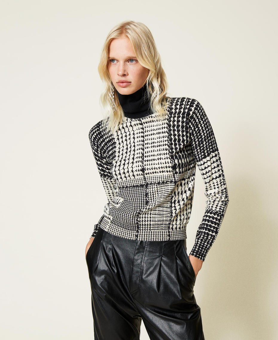 Pull col roul&eacute; imprim&eacute; Imprim&eacute; Carreaux Bicolore Noir / Blanc &laquo;&nbsp;Neige&nbsp;&raquo; Femme 212TT3242-01