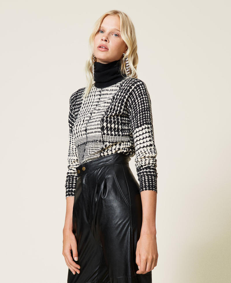 Pull col roul&eacute; imprim&eacute; Imprim&eacute; Carreaux Bicolore Noir / Blanc &laquo;&nbsp;Neige&nbsp;&raquo; Femme 212TT3242-02