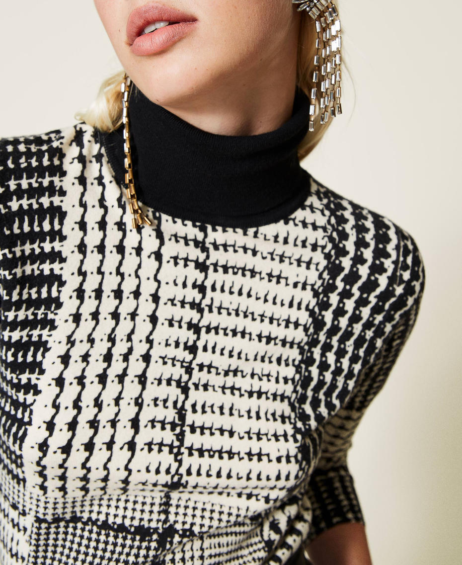 Pull col roul&eacute; imprim&eacute; Imprim&eacute; Carreaux Bicolore Noir / Blanc &laquo;&nbsp;Neige&nbsp;&raquo; Femme 212TT3242-05