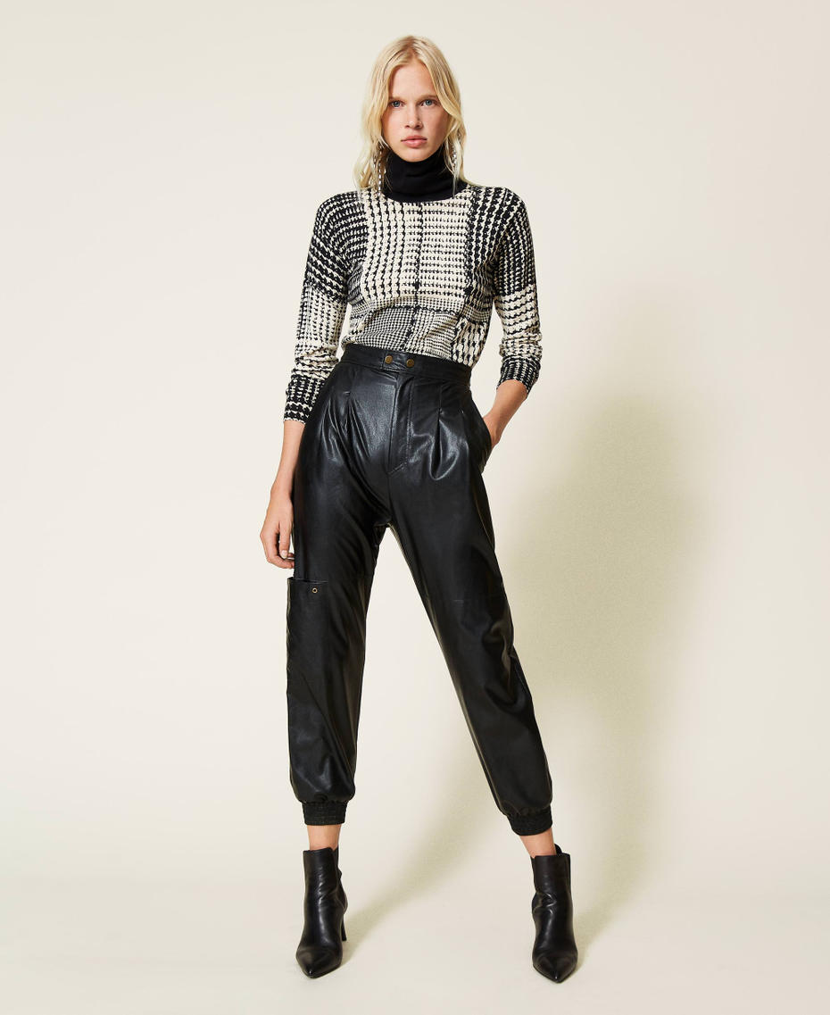 Pull col roul&eacute; imprim&eacute; Imprim&eacute; Carreaux Bicolore Noir / Blanc &laquo;&nbsp;Neige&nbsp;&raquo; Femme 212TT3242-06