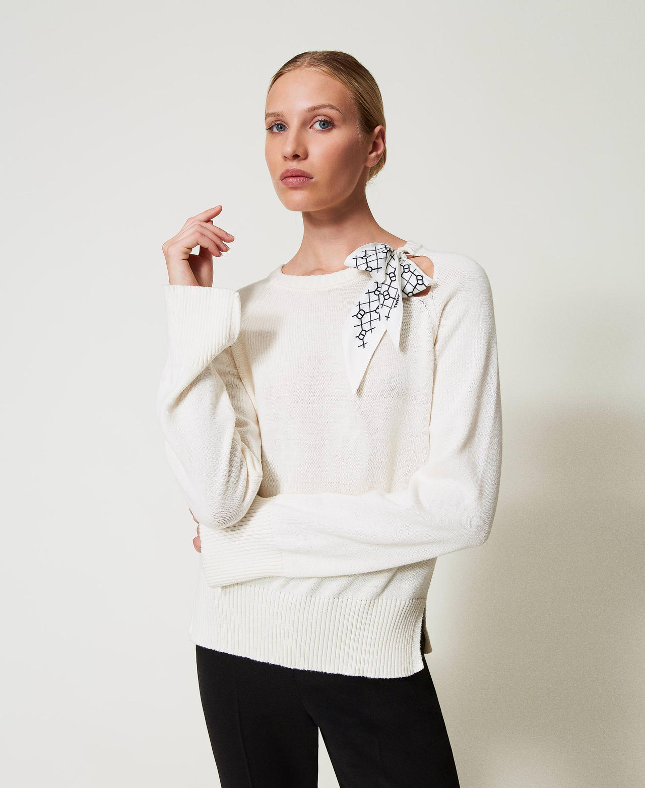 Jumper with logoed foulard Two-tone Snow/Snow Oval T Print/Black Woman 251TP3210_12338_01