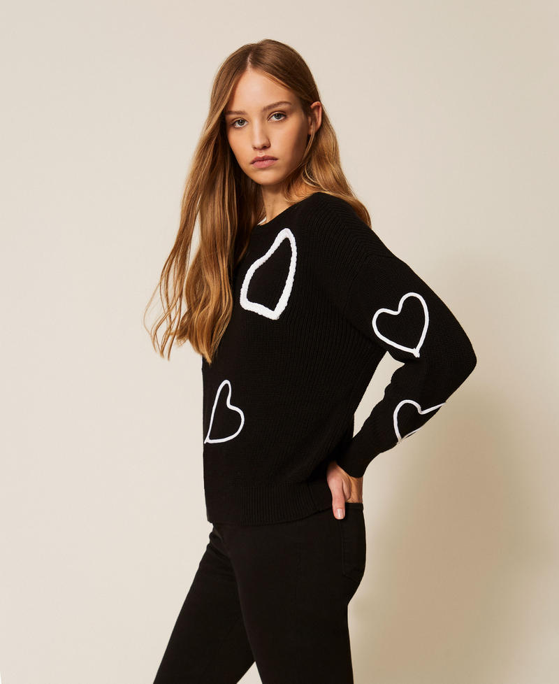 Pull avec broderie de c&oelig;urs Bicolore Noir/Broderie Blanc Cass&eacute; Femme 261AP3130_13486_02