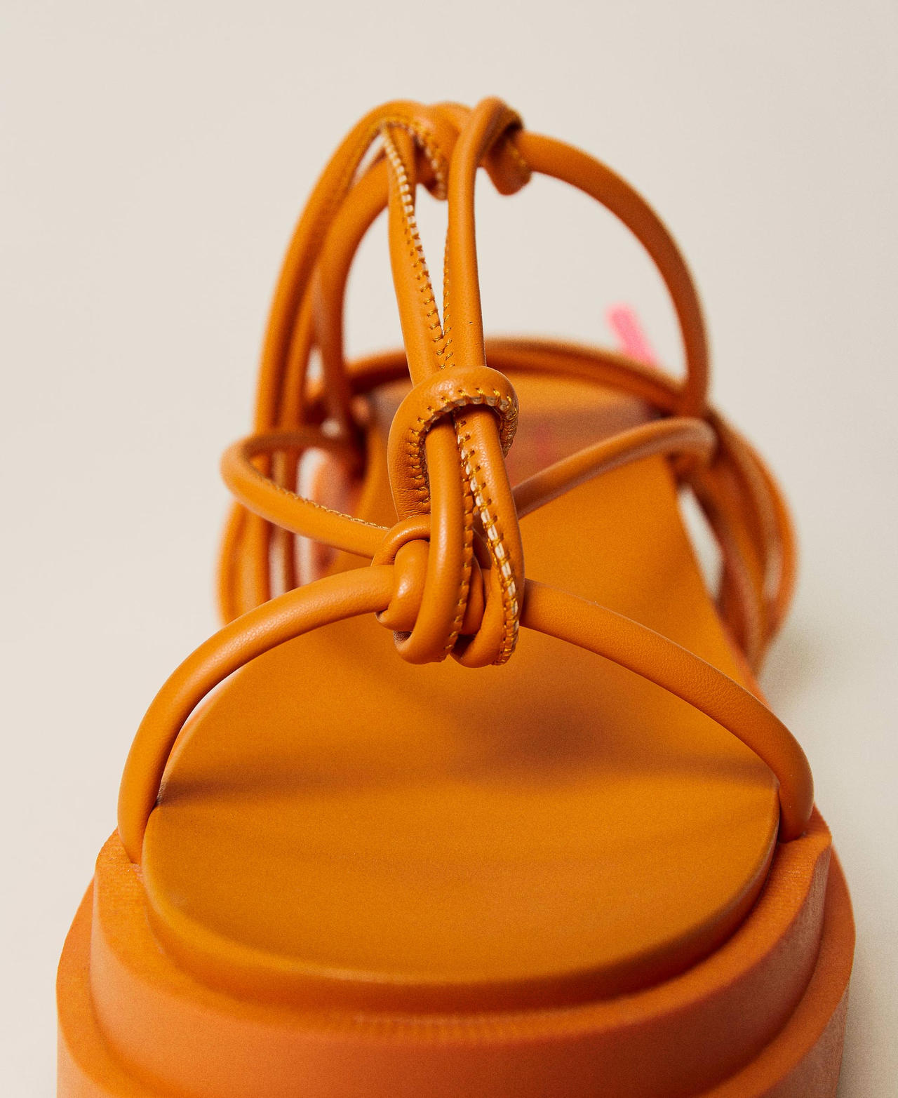 Босоножки с перемычкой между пальцами с завязками Оранжевый "Пикантный карри" женщина 221ACT084-03