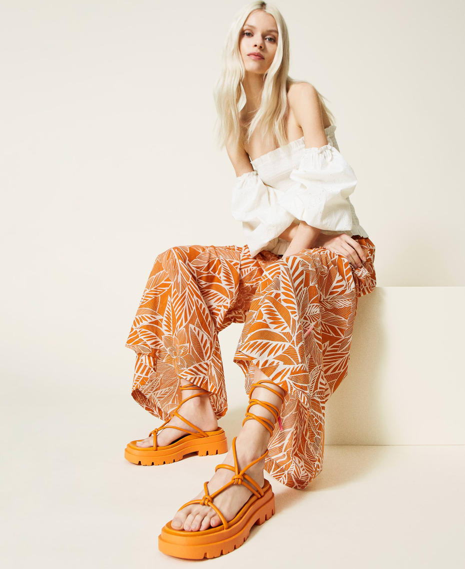 Thong sandals with laces