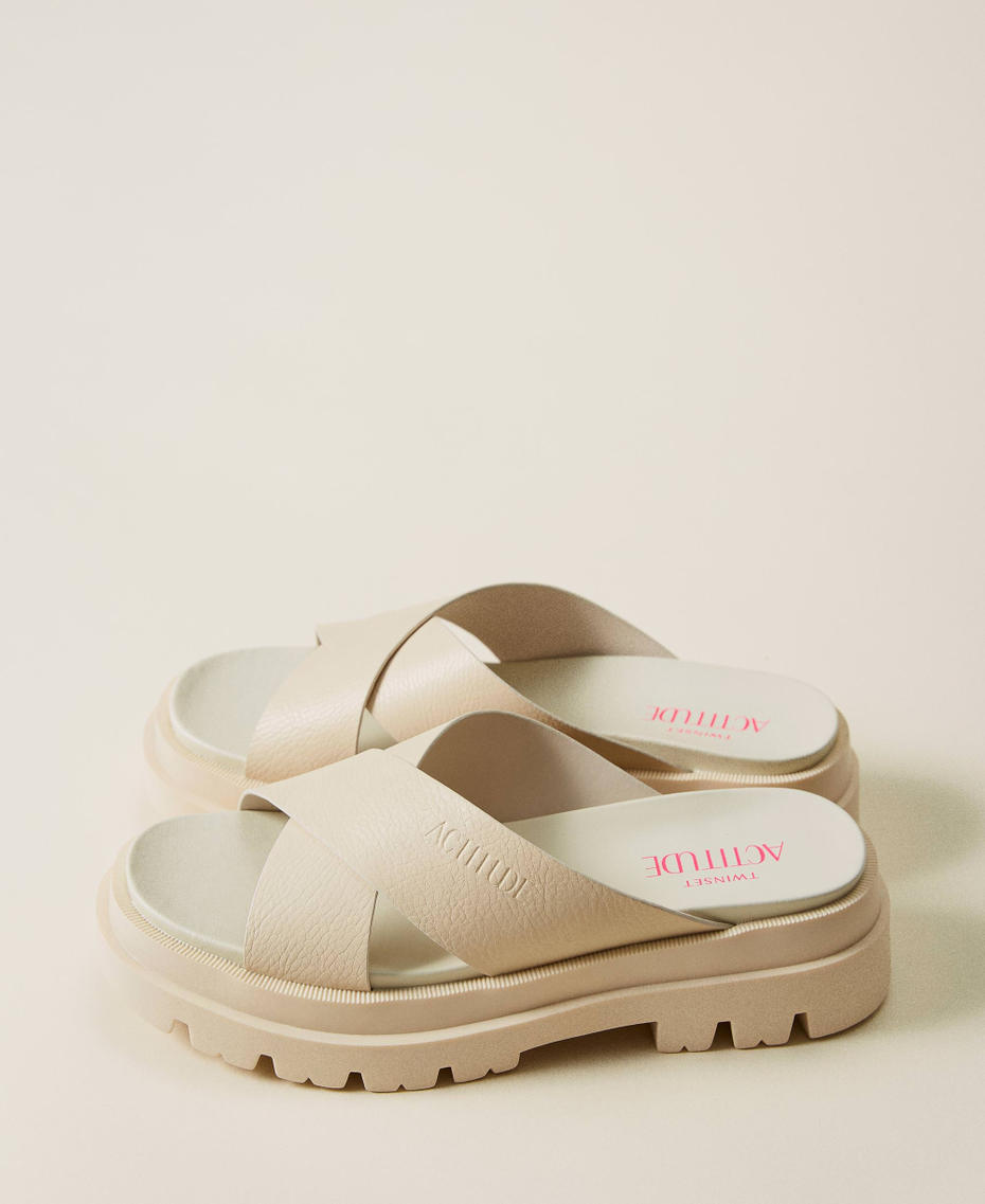 Sandals with criss-crossed bands