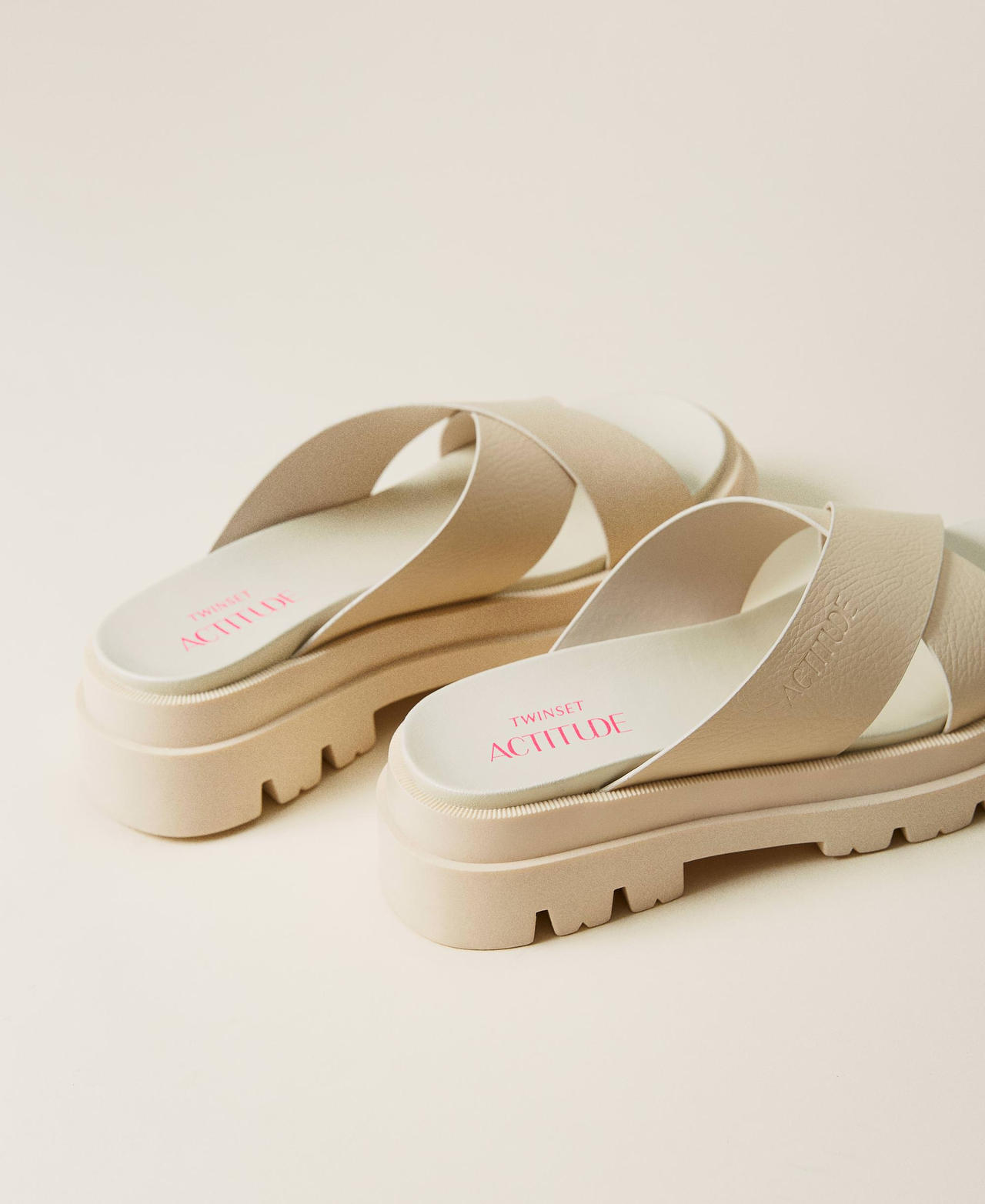 Sandals with criss-crossed bands