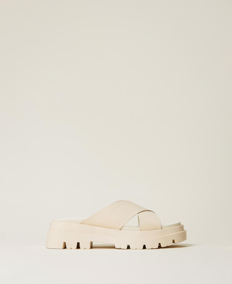 Sandals with criss-crossed bands