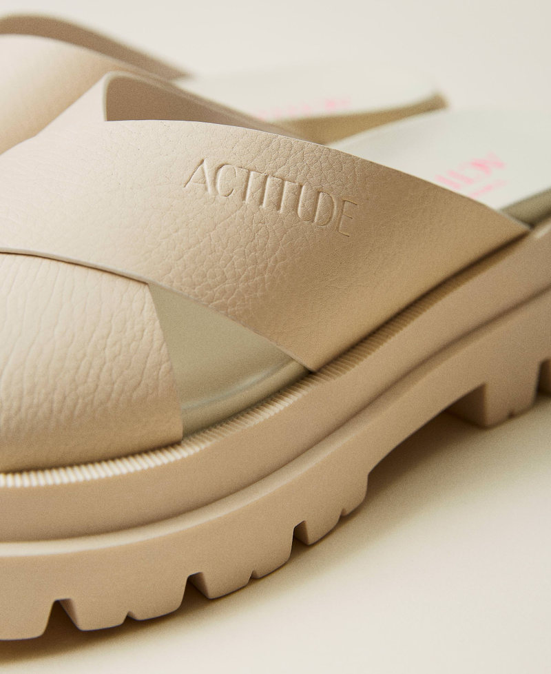 Sandals with criss-crossed bands