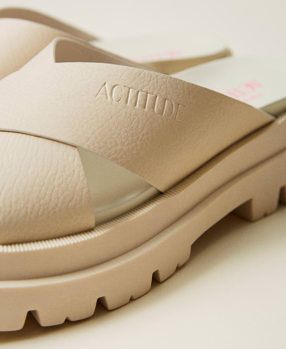 Sandals with criss-crossed bands