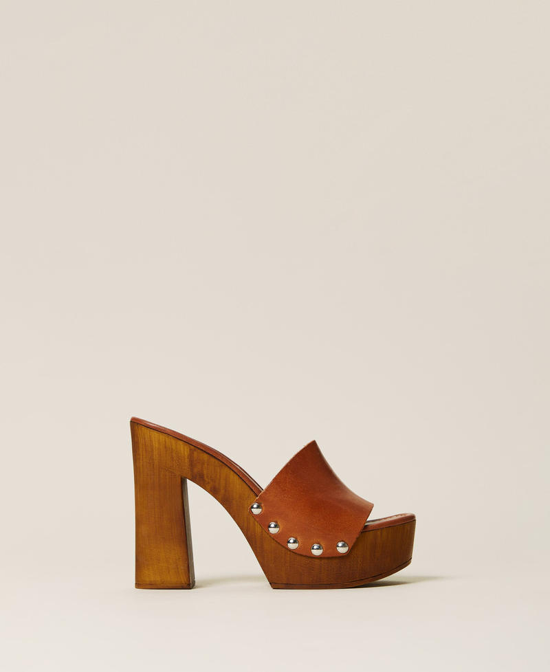 Leather sandals with platform