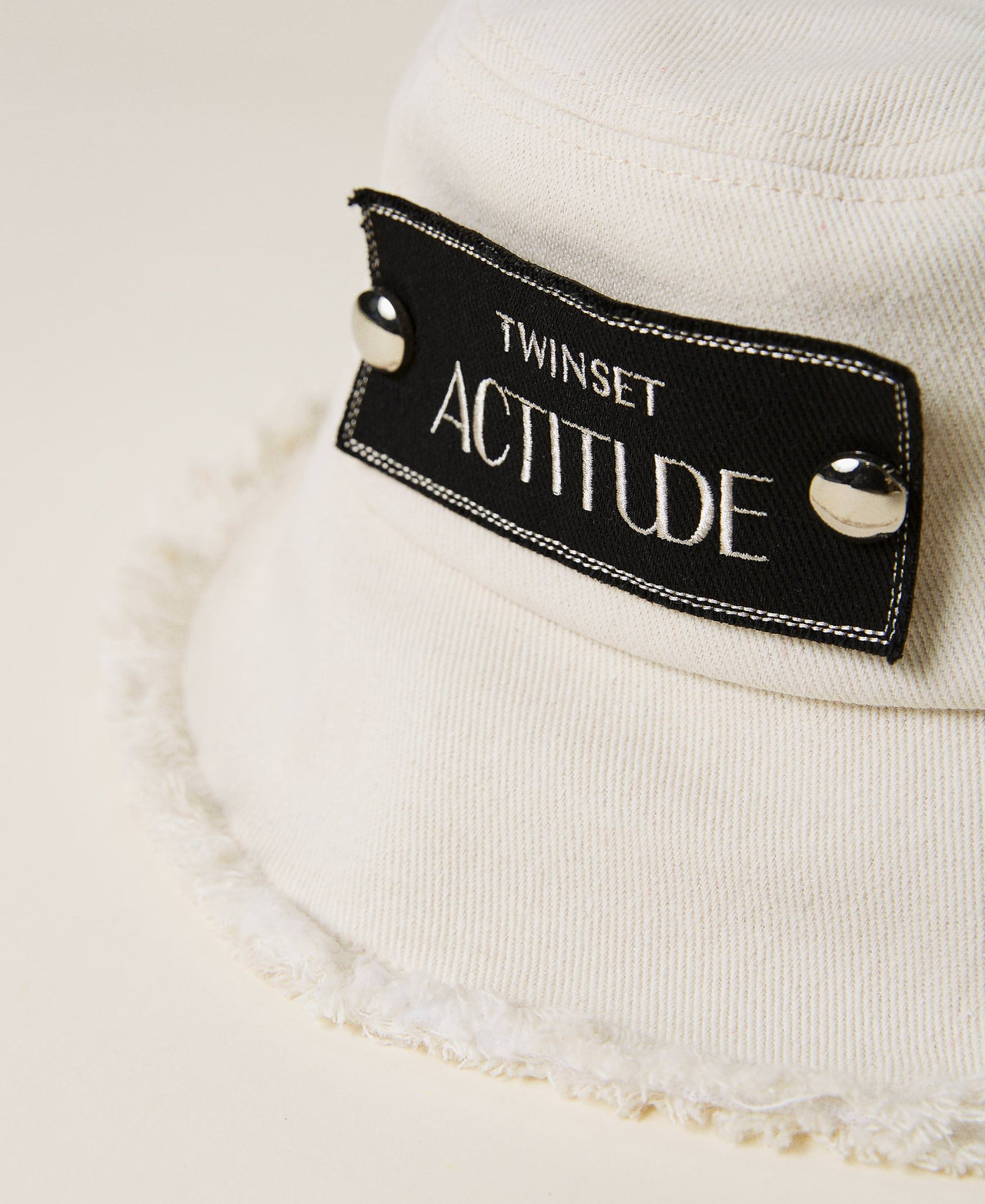 Cappello fisher sfrangiato con logo