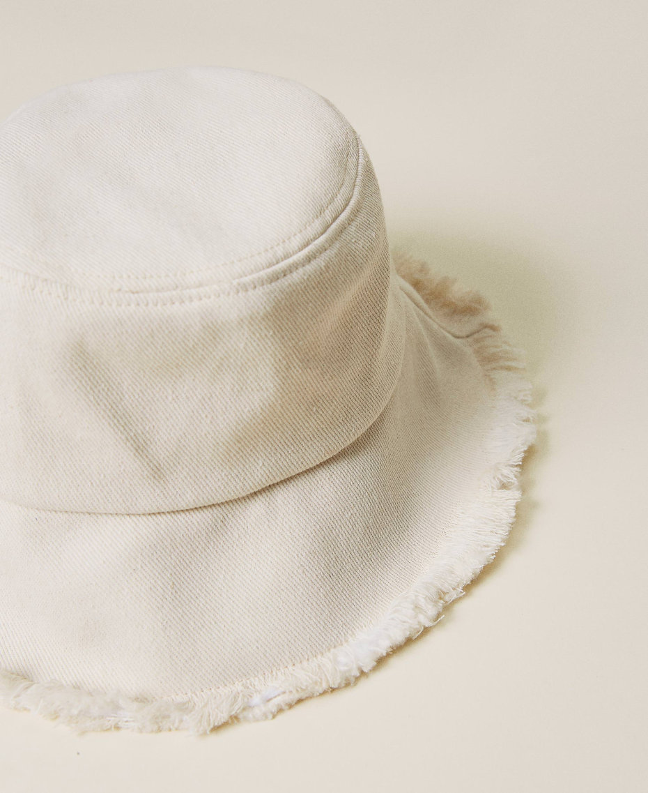 Cappello fisher sfrangiato con logo