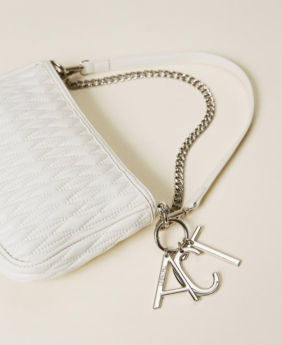 Gesteppte Tasche mit Kette und Charms