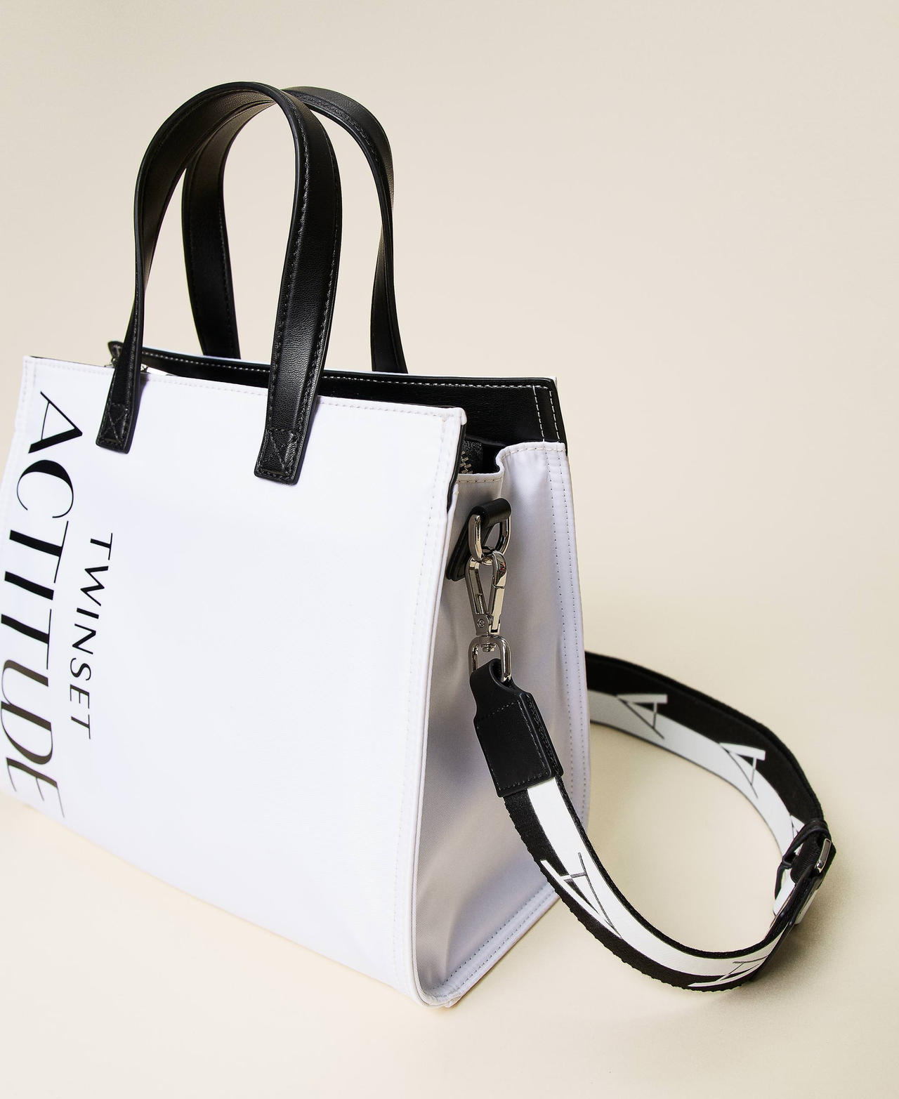 Medium shopper with logo