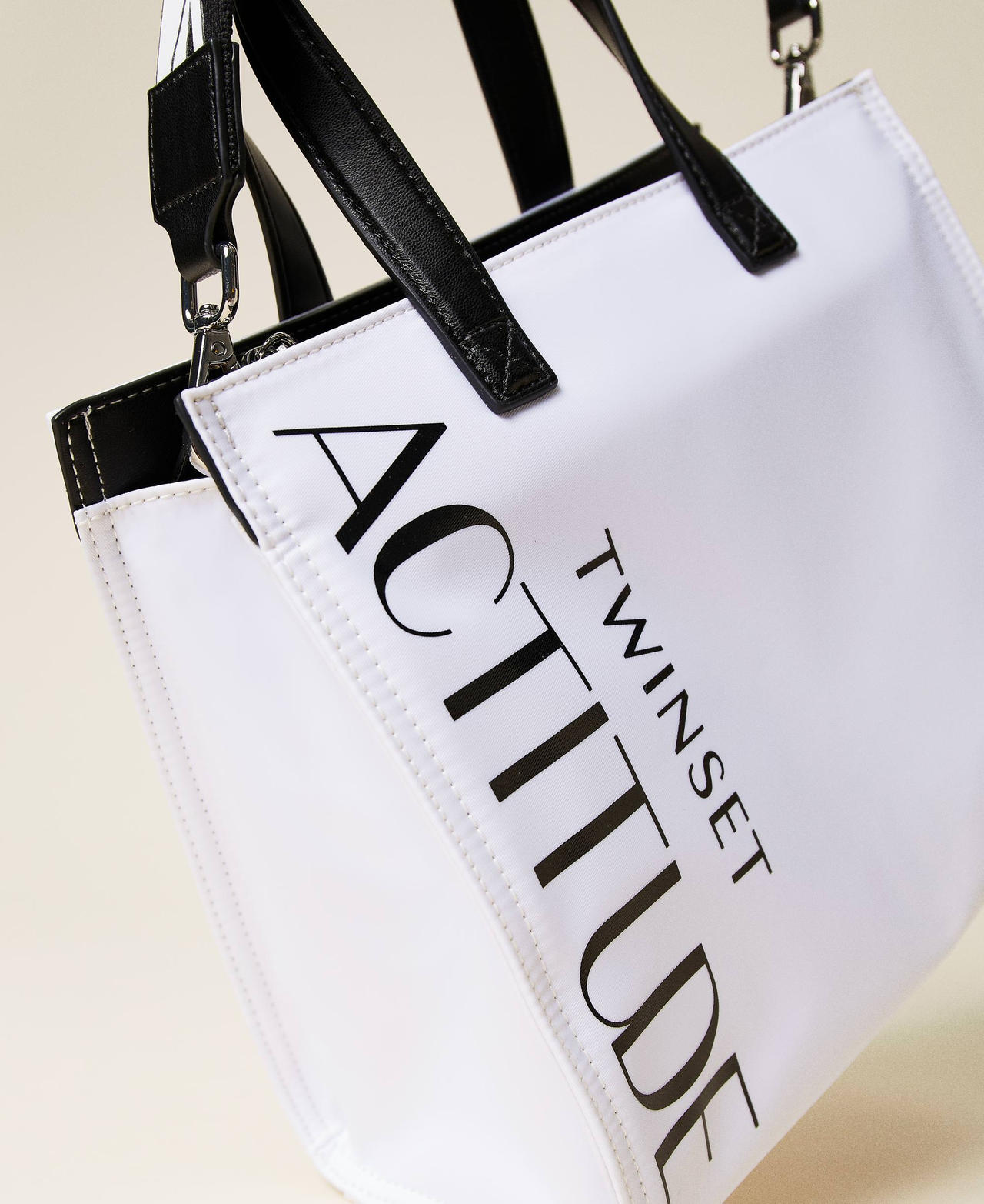 Medium shopper with logo