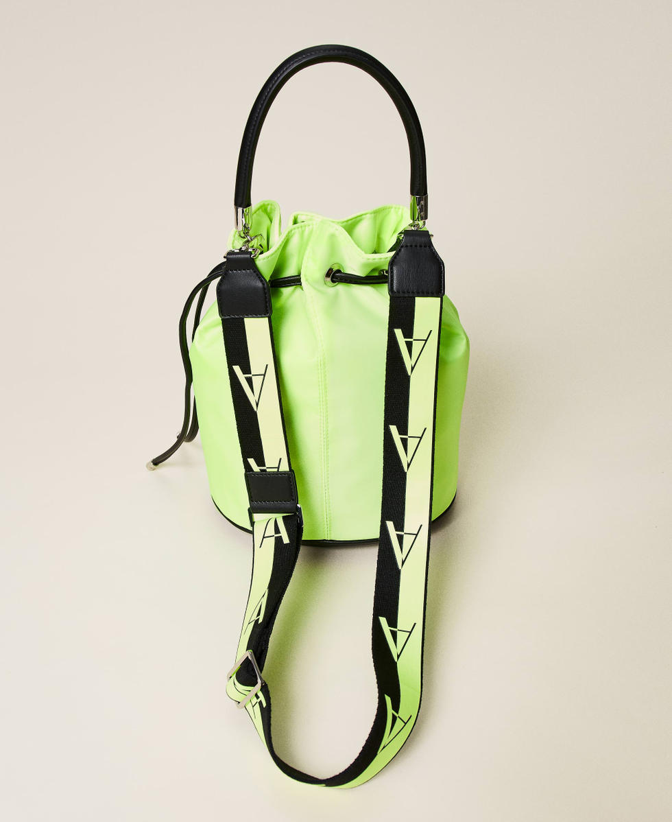 Bolso tipo saco con logotipo