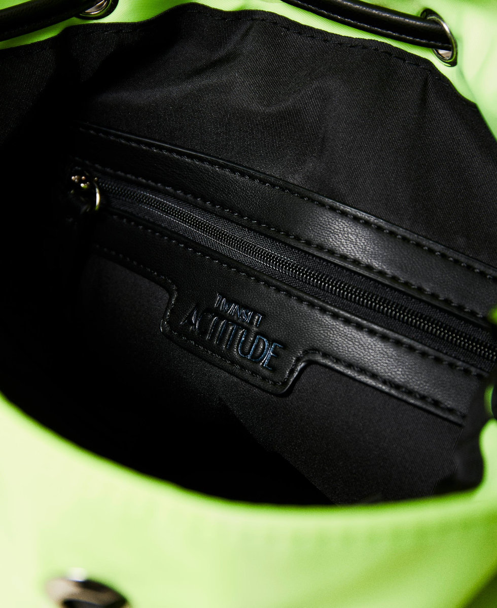 Bolso tipo saco con logotipo