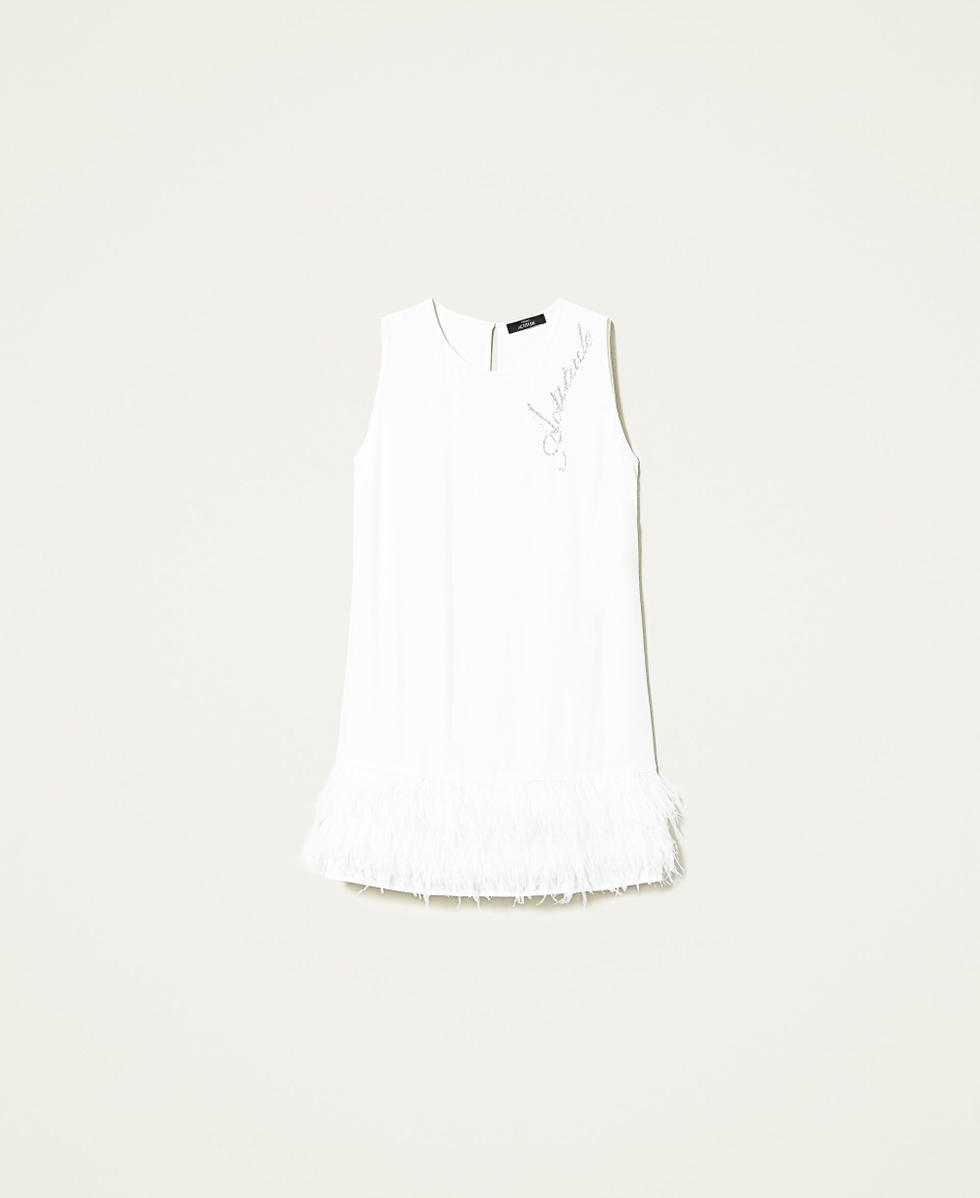 Атласное платье с перьями