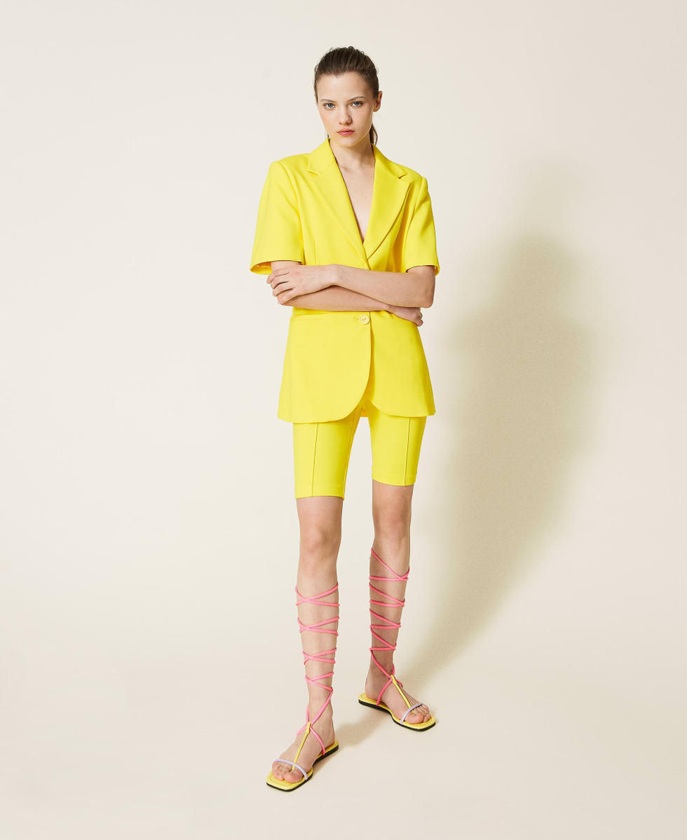 Fitted Bermuda trousers with pockets