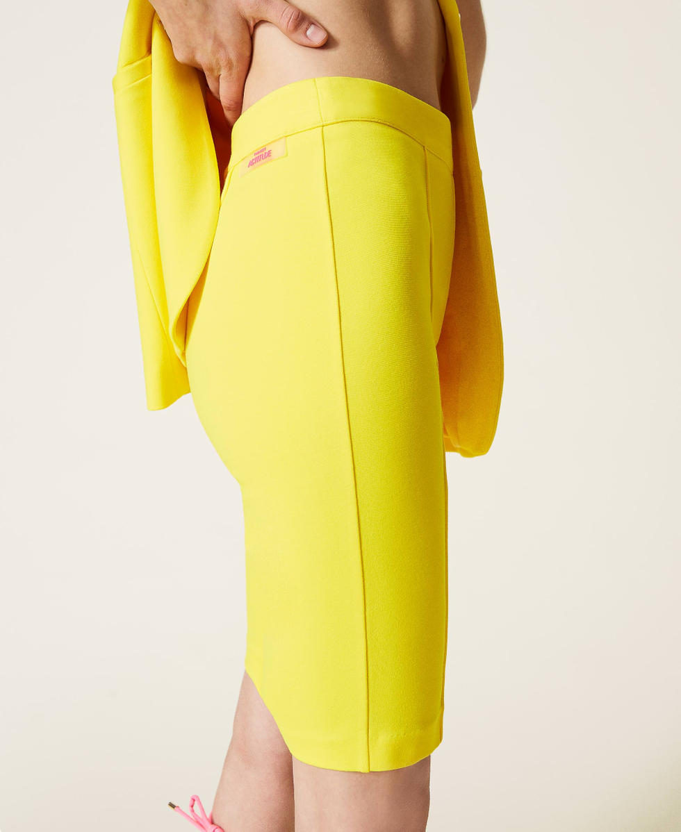Fitted Bermuda trousers with pockets