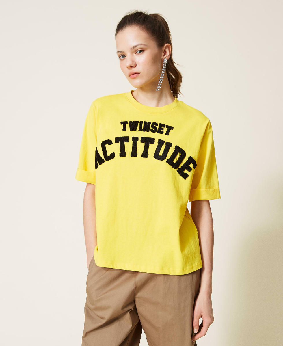 T-shirt regular avec broderie sigl&eacute;e